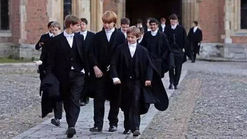 校服承擔(dān)育人功能，但為何中國(guó)校服卻承擔(dān)管理功能？