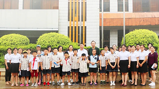 《南國早報》小記者團(tuán)走進(jìn)百裕集團(tuán)生產(chǎn)中心，探訪“學(xué)生裝”奧秘